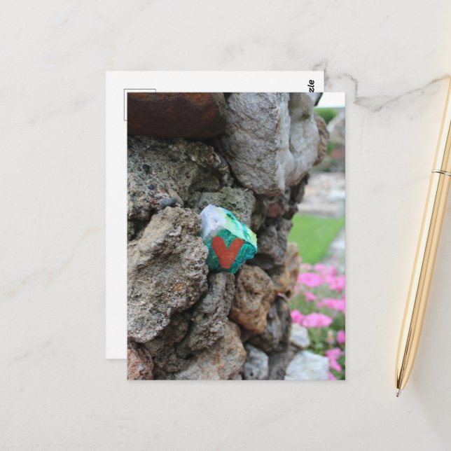 Carte Postale Petit cœur peint caché dans un mur de pierres (Devant/Arrière en situation)