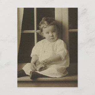 Carte Postale Petit enfant tenant un jouet en peluche