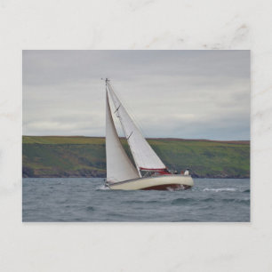 Carte Postale Petit yacht navigant dur