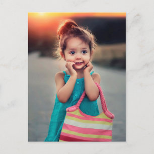 Carte Postale Petite fille avec sac à main rayé