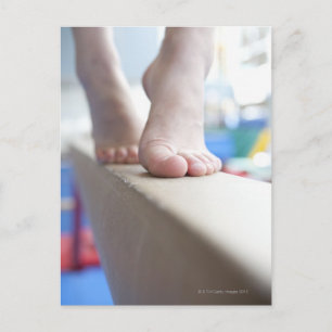Carte Postale Petite fille de 6 à 7 ans marche lentement dans l'
