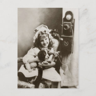 Carte Postale Petite fille et chiot jouant avec le téléphone