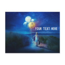 Petite fille tenant des ballons planètes