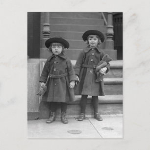 Carte Postale Petites filles avec Nounours, 1921