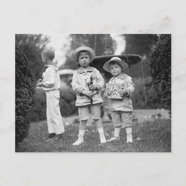 Carte Postale Petits garçons avec jouets, 1915 (Devant)