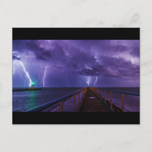 Carte Postale Phare en orage violet avec pluie