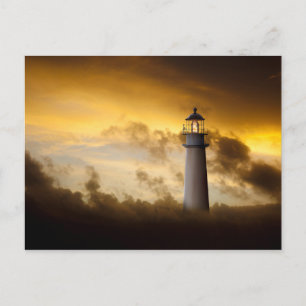 Carte Postale Phare lumineux sous ciel dramatique