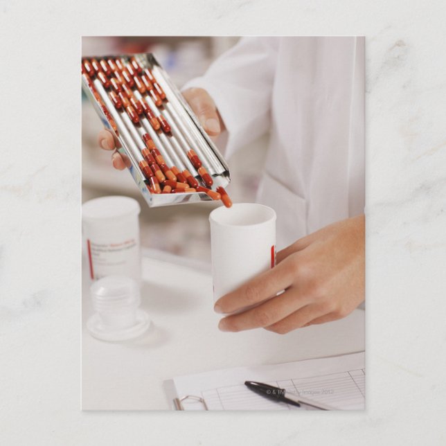 Carte Postale Pharmacien en pharmacie mesure les pilules dans (Devant)