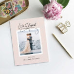 Carte postale photo Boucle Elopée<br><div class="desc">Gardez vos proches dans la boucle avec ce design moderne et minimaliste couplé à une photo préférée. Utilisez le dos pour fournir tous les détails.</div>
