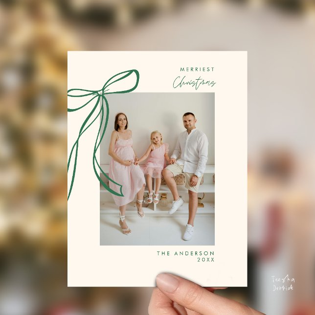 Carte Postale Photo de famille de la Bow verte moderne voeux de  (Modern Green Bow Family Photo Christmas Minimalist Greeting Postcard)