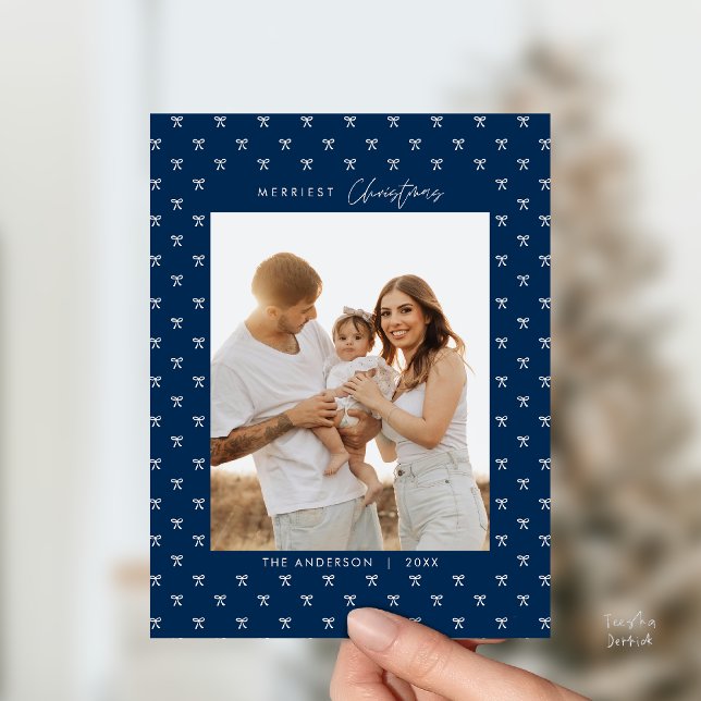 Carte Postale Photo de famille Noël avec motif de ruban bleu mod (Modern Navy Blue Bow Pattern Family Photo Christmas Postcard in Vintage theme)