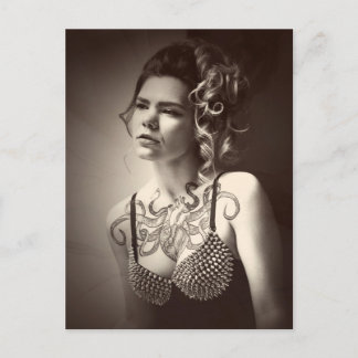 Carte Postale Photo de fille avec tatouage de poulpe sur le cœur