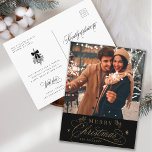 Carte Postale Photo de Noël romantique or et noir Joyeux Noël<br><div class="desc">Cette carte postale photo de Noël présentant une élégante et romantique écriture calligraphiée tourbillonnante avec des brindilles de cônes de pin, des étoiles et un message texte personnalisé au verso. Pour une personnalisation plus avancée de ce design, veuillez cliquer sur le bouton OUTIL DE DESIGN BLEU ci-dessus !</div>