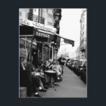 Carte Postale Photo en noir et blanc du Café Le Refuge à Paris<br><div class="desc">Carte postale avec photo en noir et blanc d'un café parisien avec tables et chaises dans la rue.</div>