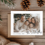 Carte Postale Photo familiale minimaliste Joyeux Noël<br><div class="desc">Fêtez Noël 2025 dans le style avec ce design élégant et minimaliste. Avec une photo de famille et un texte personnalisé, cette carte personnalisée est parfaite pour envoyer des voeux de vacances sincères. Avec "Joyeux Noël 2025" dans une police moderne et élégante et votre nom de famille, cette carte allie...</div>