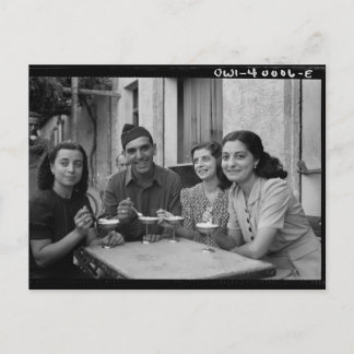 Carte Postale Photo vintage de personnes mangeant de la glace