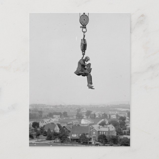 Carte Postale Photographe Avec Caméra Suspendu De Hook (Devant)
