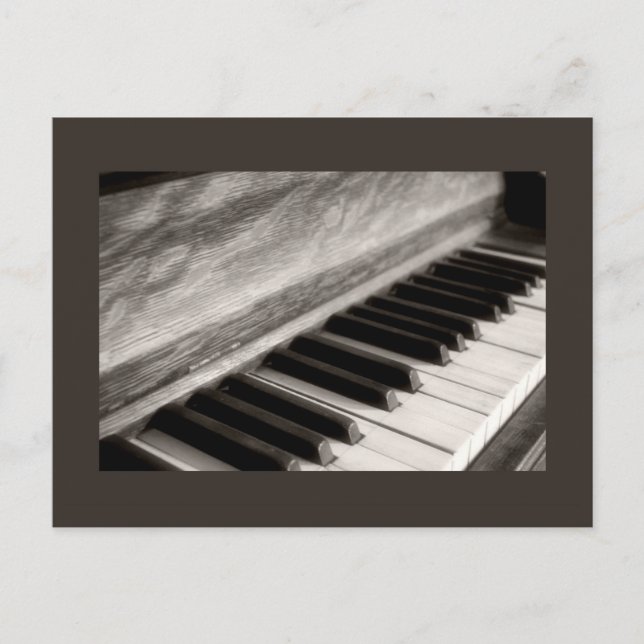 Carte Postale Photographie des touches de piano vintages (Devant)