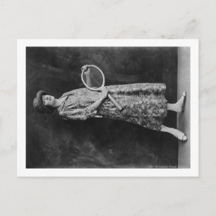 Carte Postale Photographie d'une femme posant avec une raquette 