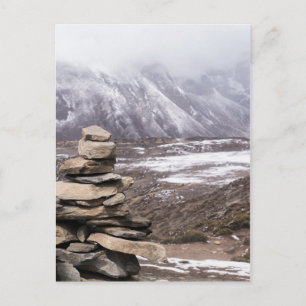 Carte Postale Pièce de marqueur en pierre dans les montagnes de