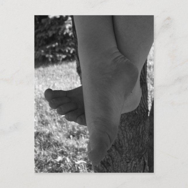 Carte Postale Pieds jeunes noirs et blancs (Devant)