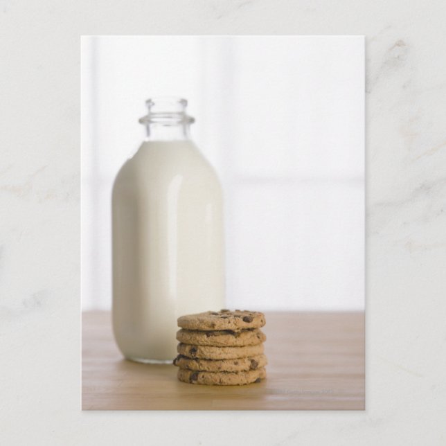 Carte Postale Pile de chocolat biscuits lait dans un verre (Devant)