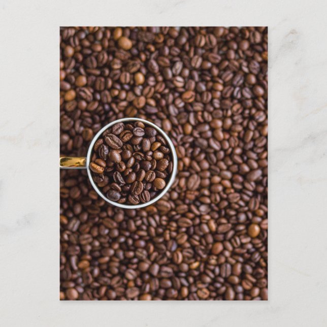 Carte Postale Pile de haricots de café avec la coupe de café ple (Devant)