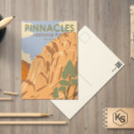 Carte Postale Pinnacles National Park Californie Vintage<br><div class="desc">Conception de l'illustration vectorielle Pinnacles. Le parc est un parc national américain qui protège une zone montagneuse située à l'est de la vallée de Salinas en Californie centrale.</div>