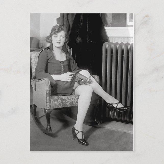 Carte Postale Pistolet caché dans la jarretière, 1922 (Devant)