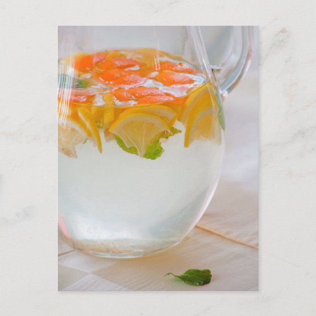 Carte Postale Pitcher avec eau et fruits (Devant)