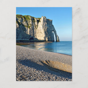 Carte Postale Plage de galets et falaise d'Etretat en France