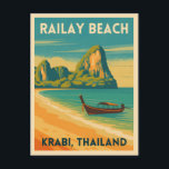 Carte Postale Plage du chemin de fer rétro Vintage voyage Krabi<br><div class="desc">Découvrez les rives idylliques de Railay Beach à Krabi, Thaïlande, avec cette carte postale d'inspiration voyage vintage. Avec ses falaises calcaires, ses palmiers balançoires et ses eaux turquoise dans un style rétro classique, cette pièce est parfaite pour les globe-trotters, les amateurs de plage et les amateurs d'esthétique de voyage vintage....</div>