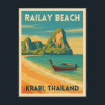 Carte Postale Plage du chemin de fer rétro Vintage voyage Krabi<br><div class="desc">Découvrez les rives idylliques de Railay Beach à Krabi, Thaïlande, avec cette carte postale d'inspiration voyage vintage. Avec ses falaises calcaires, ses palmiers balançoires et ses eaux turquoise dans un style rétro classique, cette pièce est parfaite pour les globe-trotters, les amateurs de plage et les amateurs d'esthétique de voyage vintage....</div>