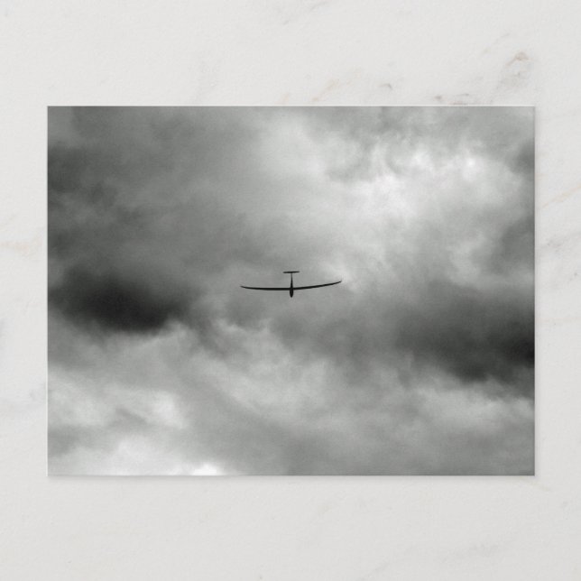 Carte Postale Planeur volant dans le ciel gris (Devant)