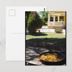 Carte Postale Plat de paella au repos dans le jardin