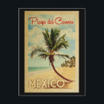 Carte postale Playa del Carmen Palm Tree Vintage v<br><div class="desc">Un imprimé d'art mexicain moderne de Playa del Carmen,  datant du milieu du siècle,  dans un style d'affiche de voyage vintage. Il dispose d'un palmier incurvé sur une plage de sable avec l'océan sous un ciel bleu nuageux.</div>