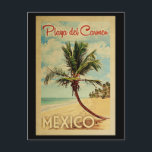 Carte postale Playa del Carmen Palm Tree Vintage v<br><div class="desc">Un imprimé d'art mexicain moderne de Playa del Carmen,  datant du milieu du siècle,  dans un style d'affiche de voyage vintage. Il dispose d'un palmier incurvé sur une plage de sable avec l'océan sous un ciel bleu nuageux.</div>