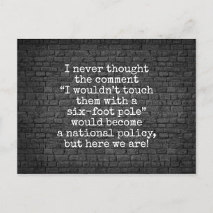 Carte Postale Pôle de six pieds Covid mur en brique blague