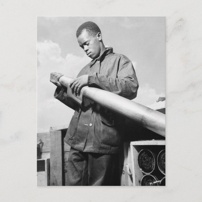 Carte Postale Polishing My Projectile, années 1940 (Devant)