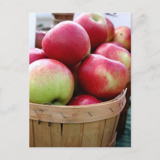 Carte Postale Pommes fraîches dans un panier au marché des agric