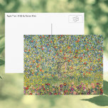Carte Postale Pommier par Gustav Klimt, Art Nouveau Vintage<br><div class="desc">Apple Tree (1912) de Gustav Klimt est une peinture d'art vintage de l'époque victorienne Symbolisme. Une scène nature avec un pommier dans un verger sur une ferme aux fruits mûrs et aux fleurs de pommes. Le jardin fleuri est fleuri et fleuri. À propos de l'artiste : Gustav Klimt (1862-1918) était...</div>