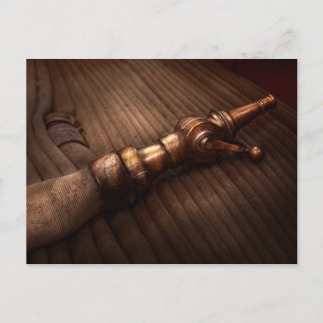 Carte Postale Pompier - C'est poli de pointer (Devant)