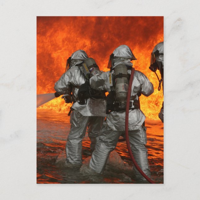 Carte Postale Pompiers en train de combattre un incendie (Devant)