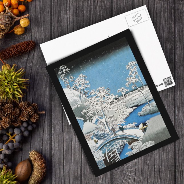 Carte postale Pont asiatique et paysage neigeux (Winter Asian scene people on bridge snow in blue white with black border postcard.)