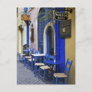 Carte Postale Porte bleue colorée et côté ancien hôtel dans