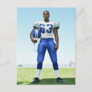 Carte Postale portrait d'un footballeur tenant un football