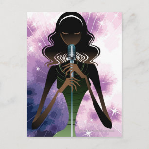 Carte Postale Portrait d'une femme tenant un micro