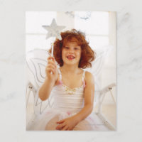 portrait d'une jeune fille habillée d'un ange