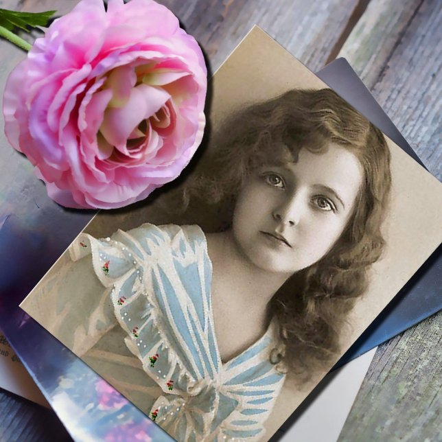 Carte Postale Portrait nostalgique - Petite fille pensive (Créateur téléchargé)