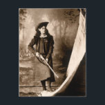 Carte Postale Portrait photo vintage, Miss Annie Oakley et Gun<br><div class="desc">1898 Daguerréotype ouest américain photo de la cowgirl Miss Annie Oakley tenant un fusil. Annie Oakly est née Phoebe Ann Mosey (1860-1926). C'était une escroquerie américaine et un tireur d'exposition. Le talent extraordinaire d'Oakley et sa renommée grandissante lui ont valu un rôle de vedette dans le Wild West de Buffalo...</div>
